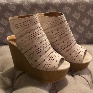 Light, comfortable wedges